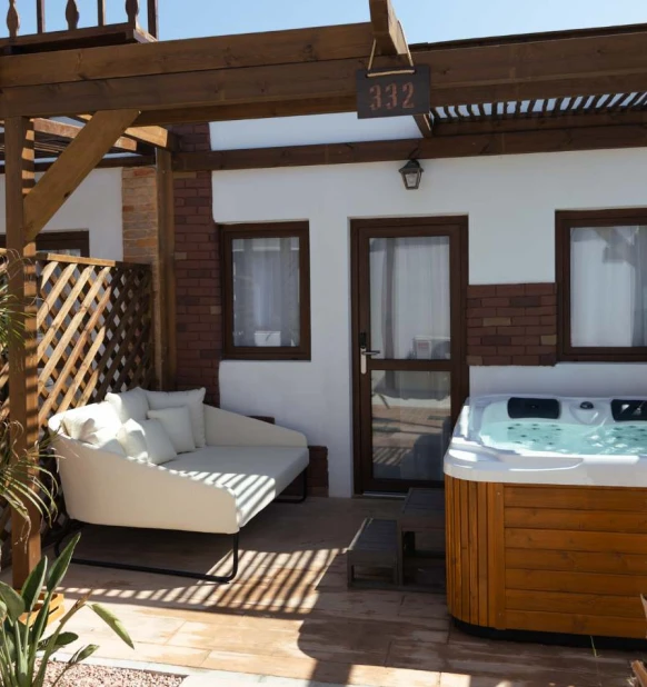 Battleship Lagoon Pool Club Jacuzzi (premium)