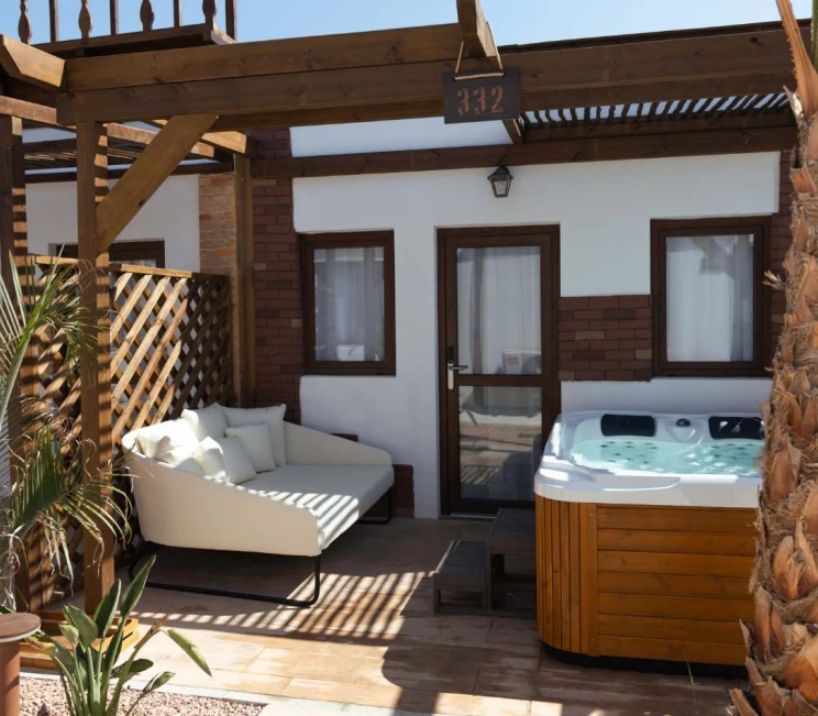 Battleship Lagoon Pool Club Jacuzzi (premium)